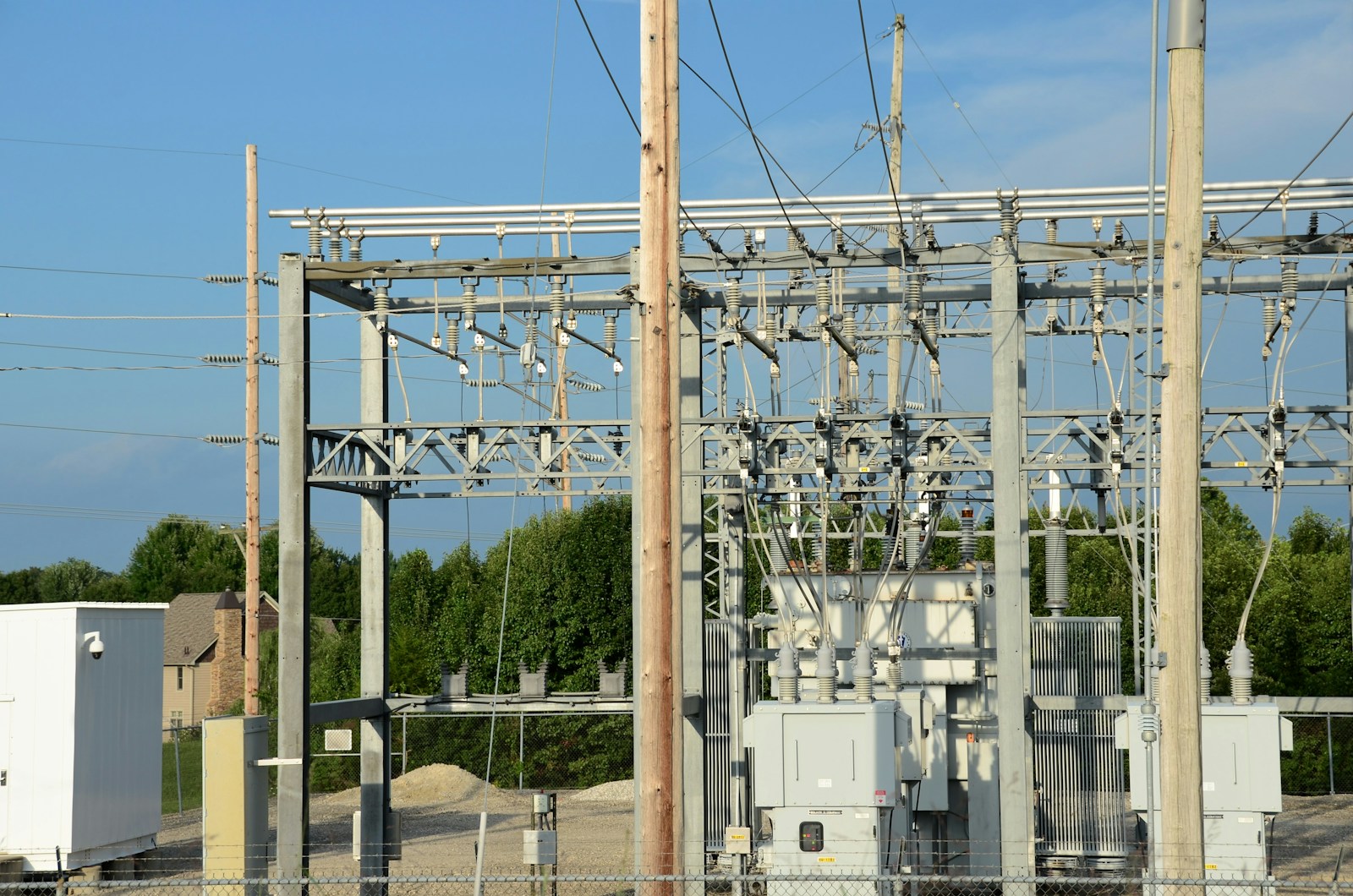 Umspannwerk mit Transformatoren und Freileitungen